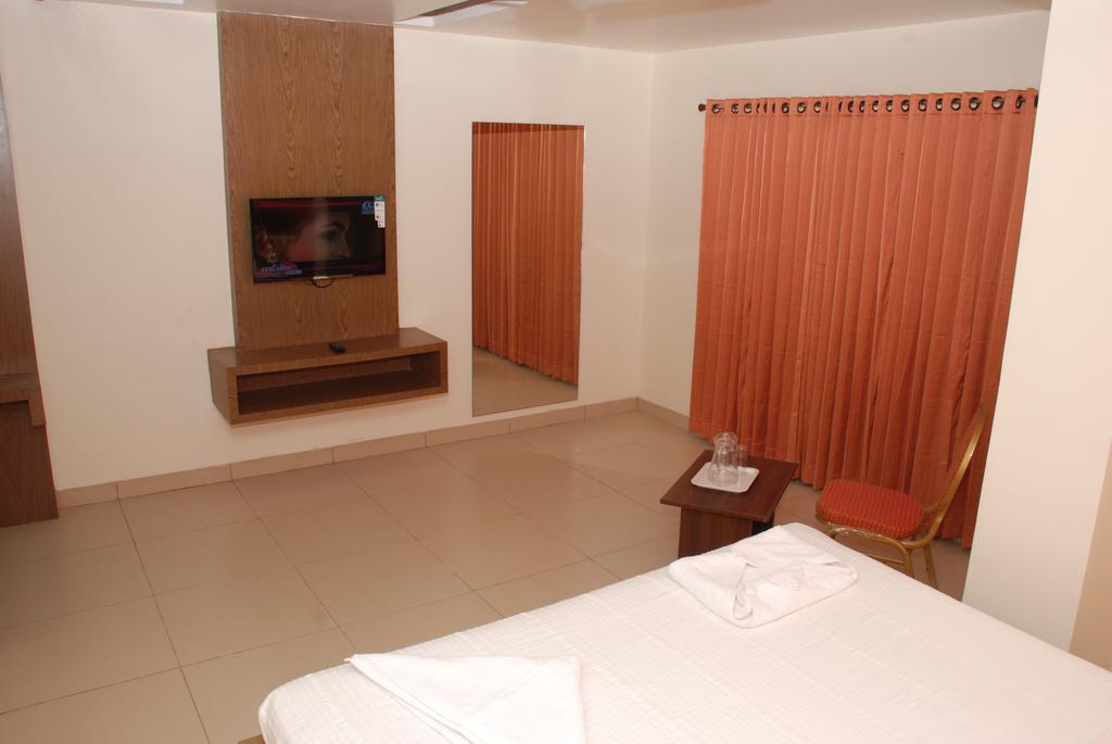 Hotel Pla Amrith Inn Tiruchirappalli Ngoại thất bức ảnh